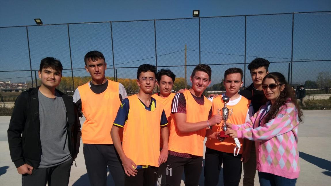 Okulumuzda Beden Eğitimi Öğretmenimiz Bülent TAŞ önderliğinde Sınıflar arası Futbol Turnuvası düzenlendi.