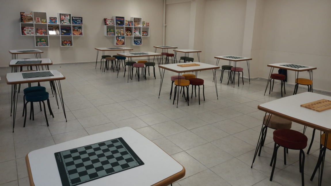 Okulumuzun çeşitli bölümlerine , öğrencilerin ulaşabileceği şekilde mangala, satranç takımları v.b oyun takımları yerleştirildi.
